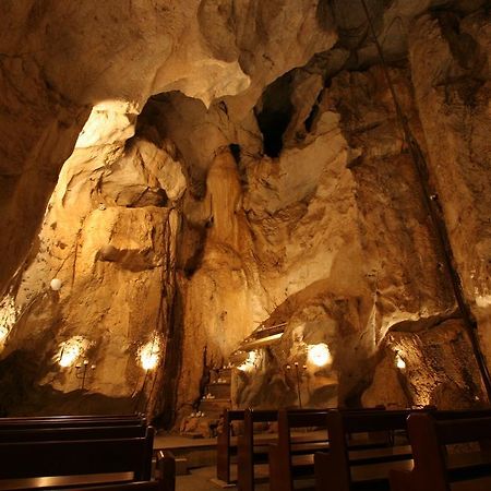 Hotel Capricorn Caves Rockhampton Esterno foto